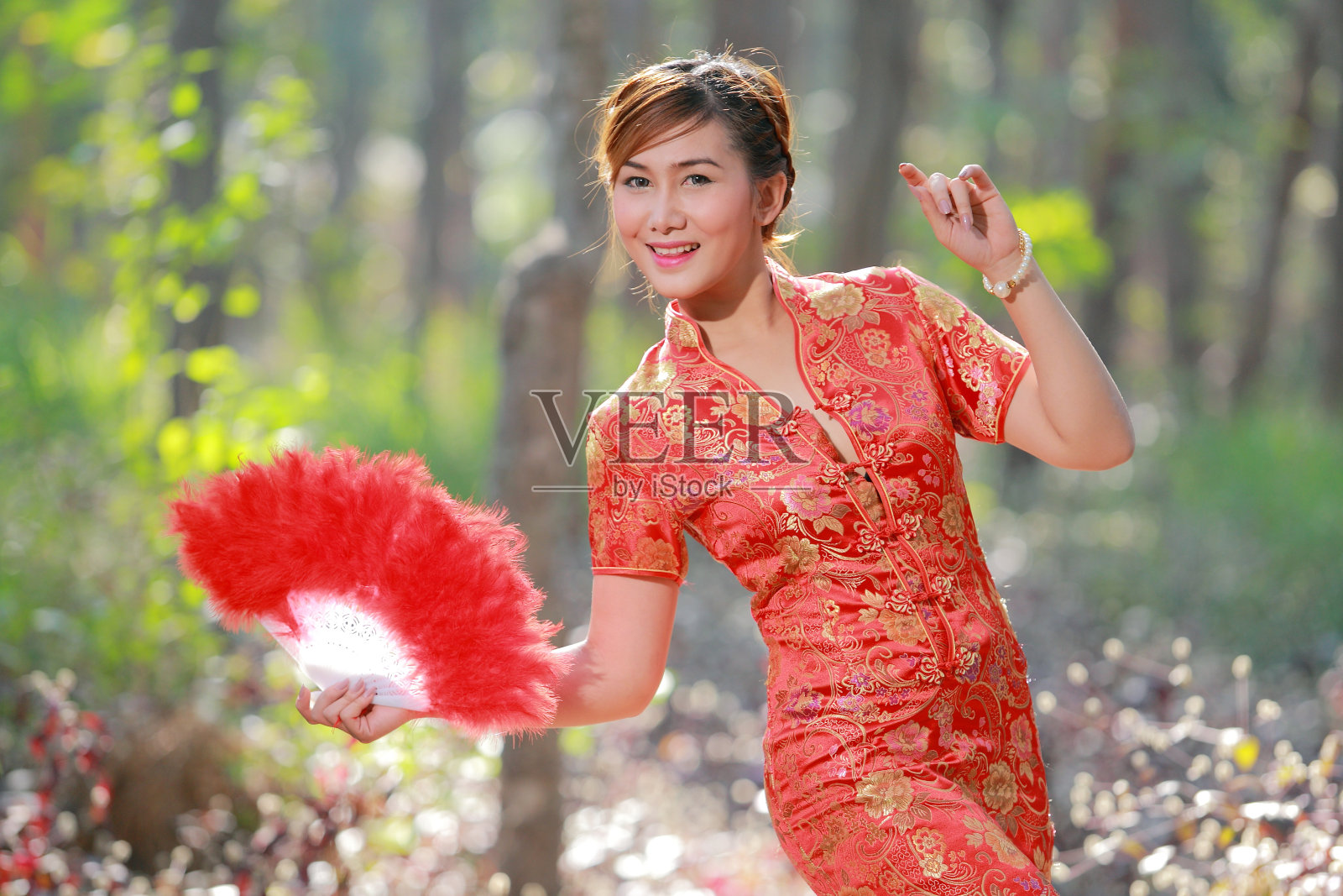 穿着中国传统服饰的亚洲女孩照片摄影图片