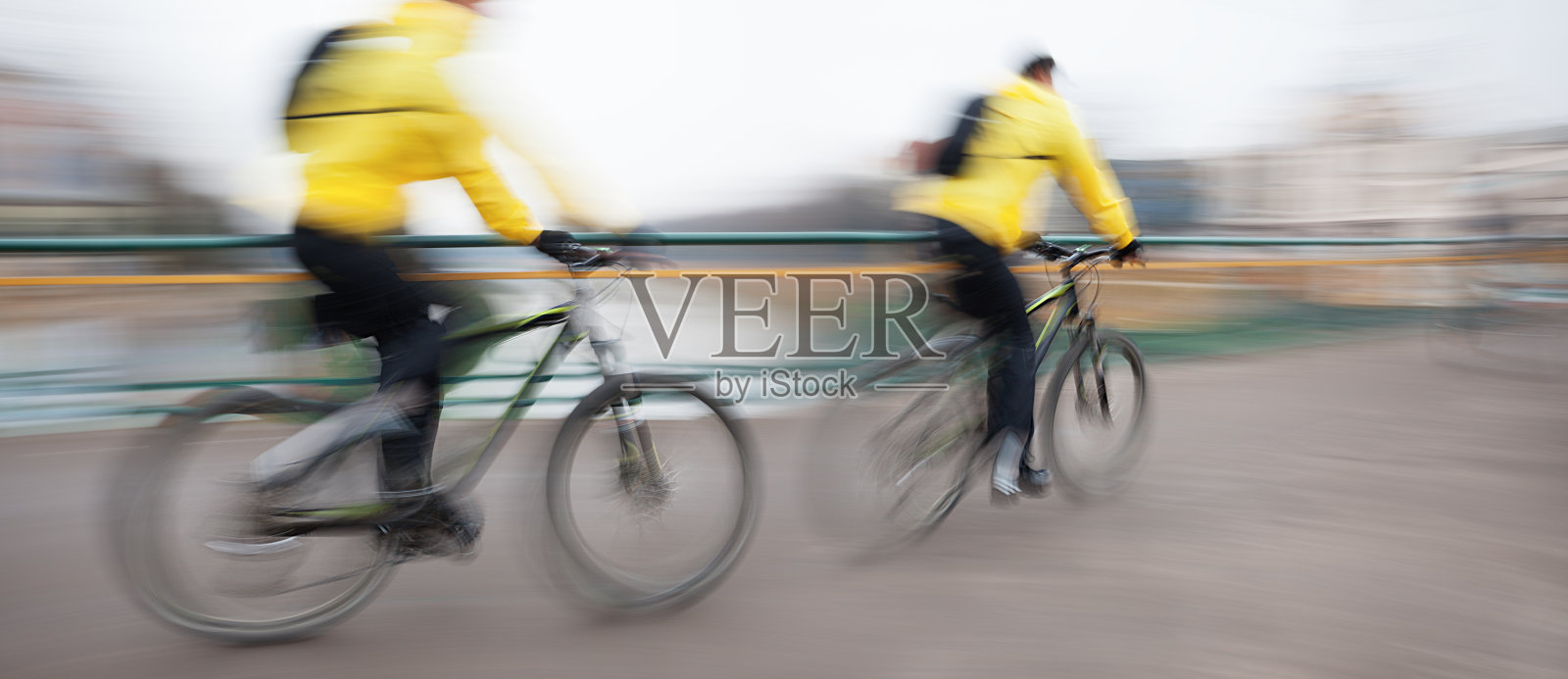 在城市道路上骑自行车的人照片摄影图片