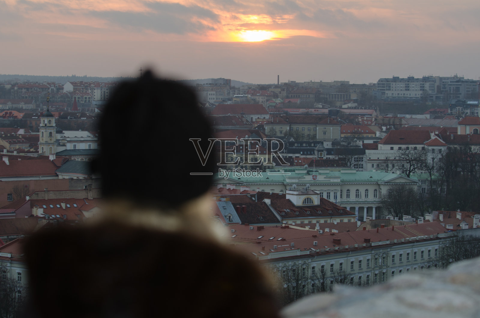 女人期待着维尔纽斯的城市照片摄影图片