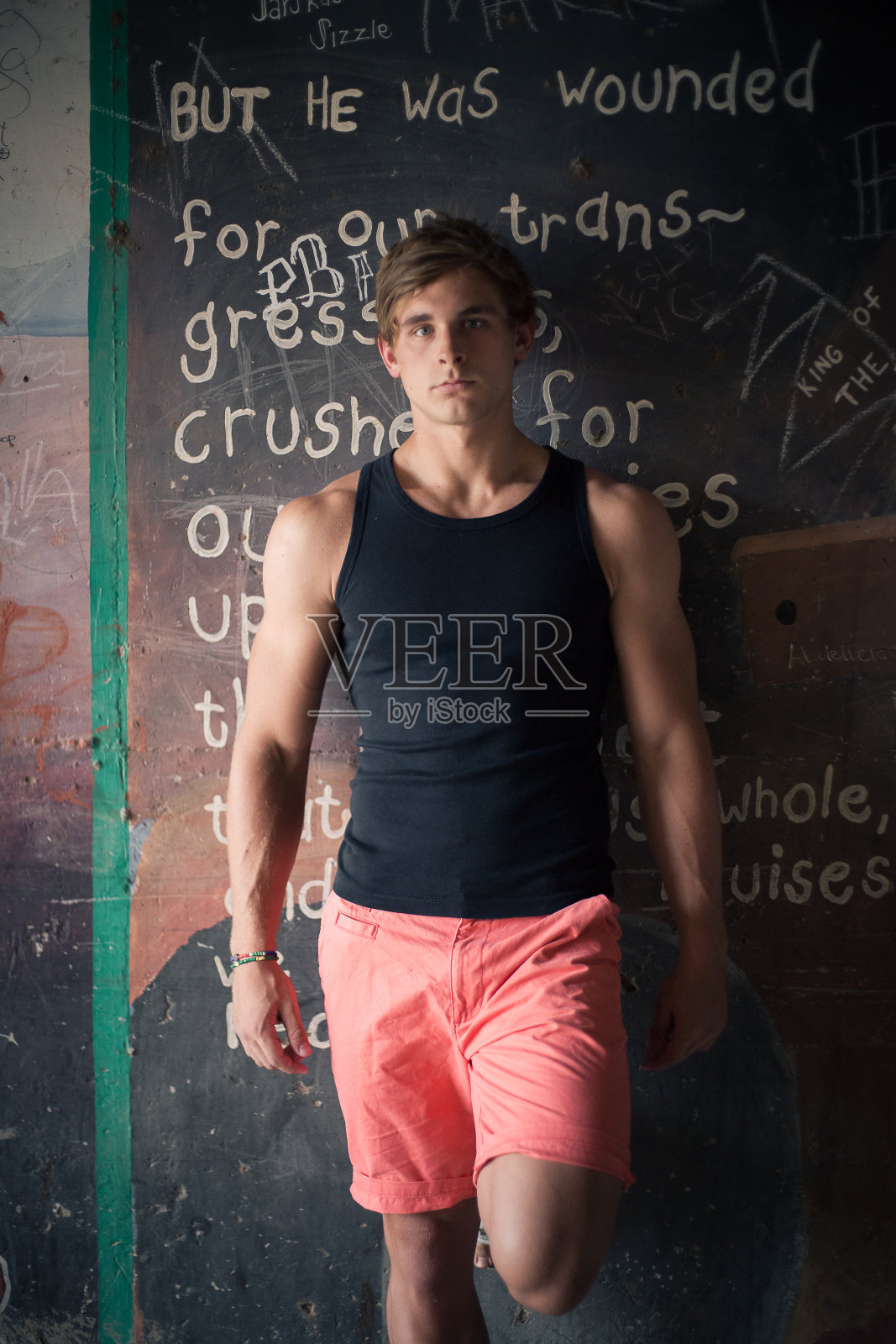 一个好看的男性模特在地铁的特写图像照片摄影图片