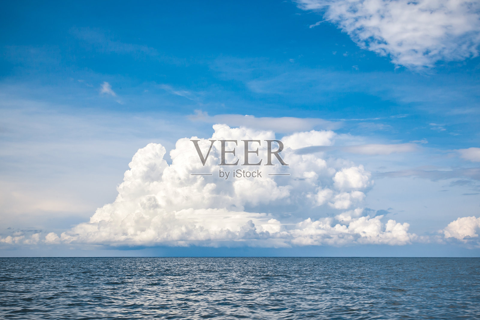 美丽的云在海洋上照片摄影图片