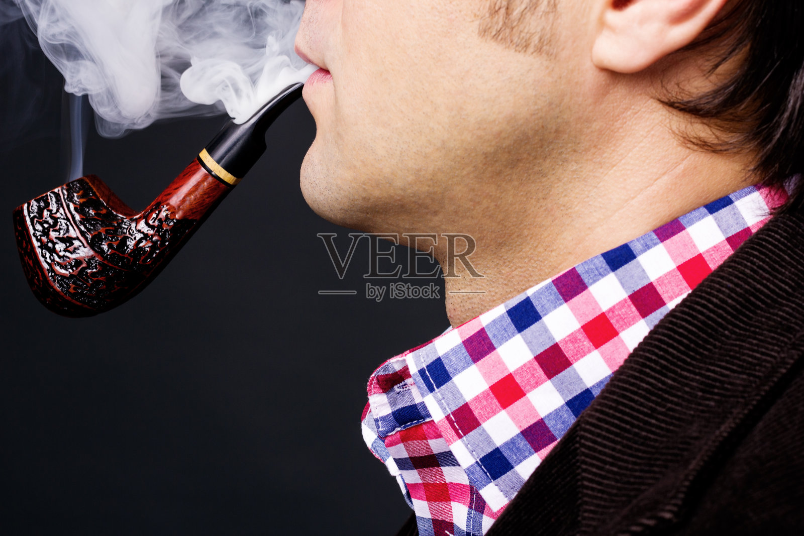 一个男人抽烟斗的特写照片摄影图片