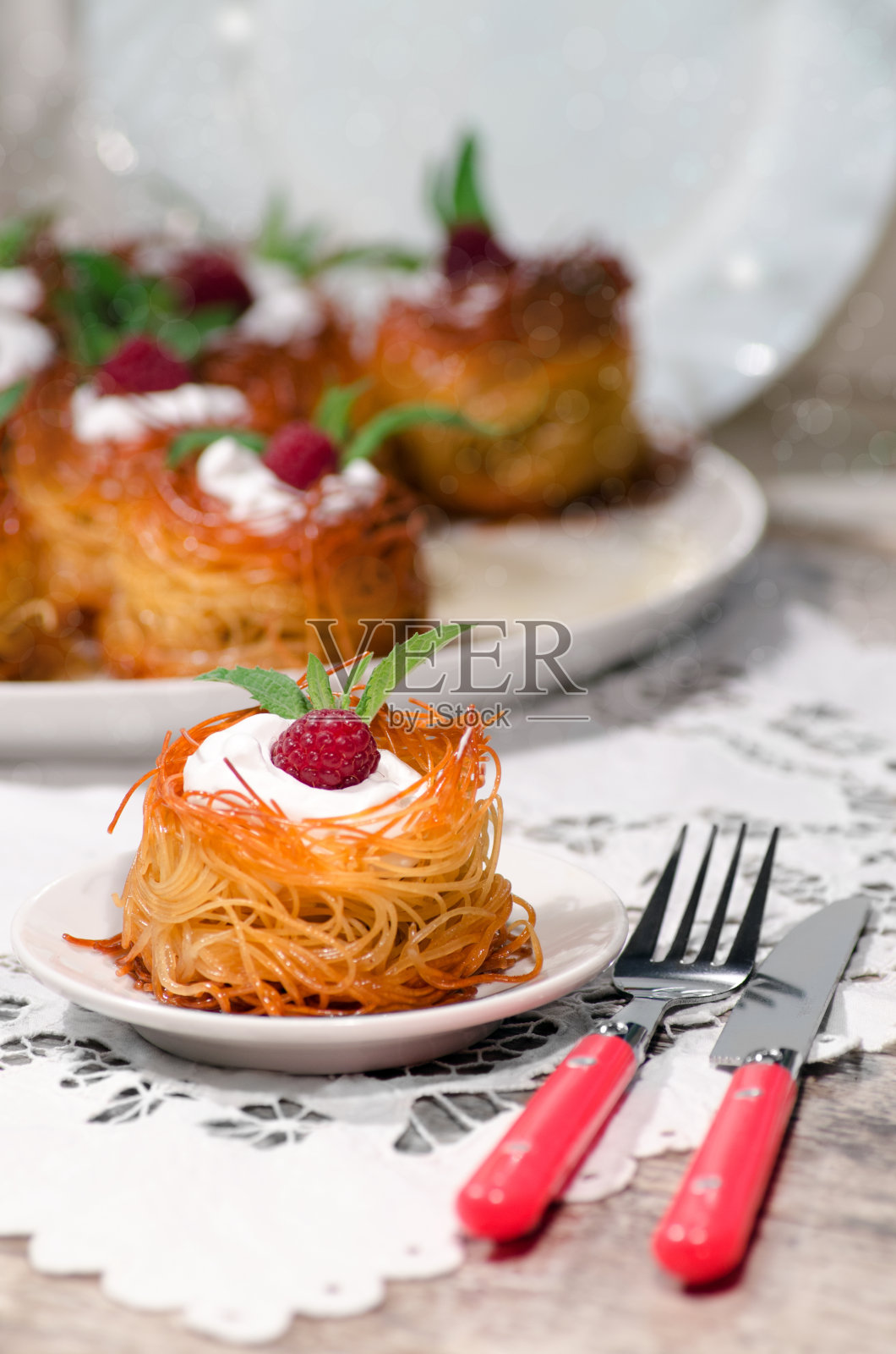 有树莓和鲜奶油的复活节甜点照片摄影图片