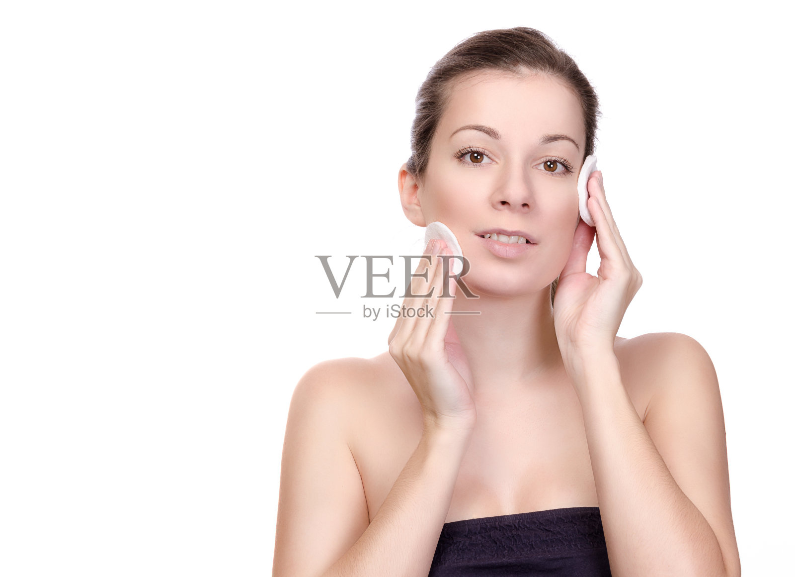 正在洗脸的女人照片摄影图片