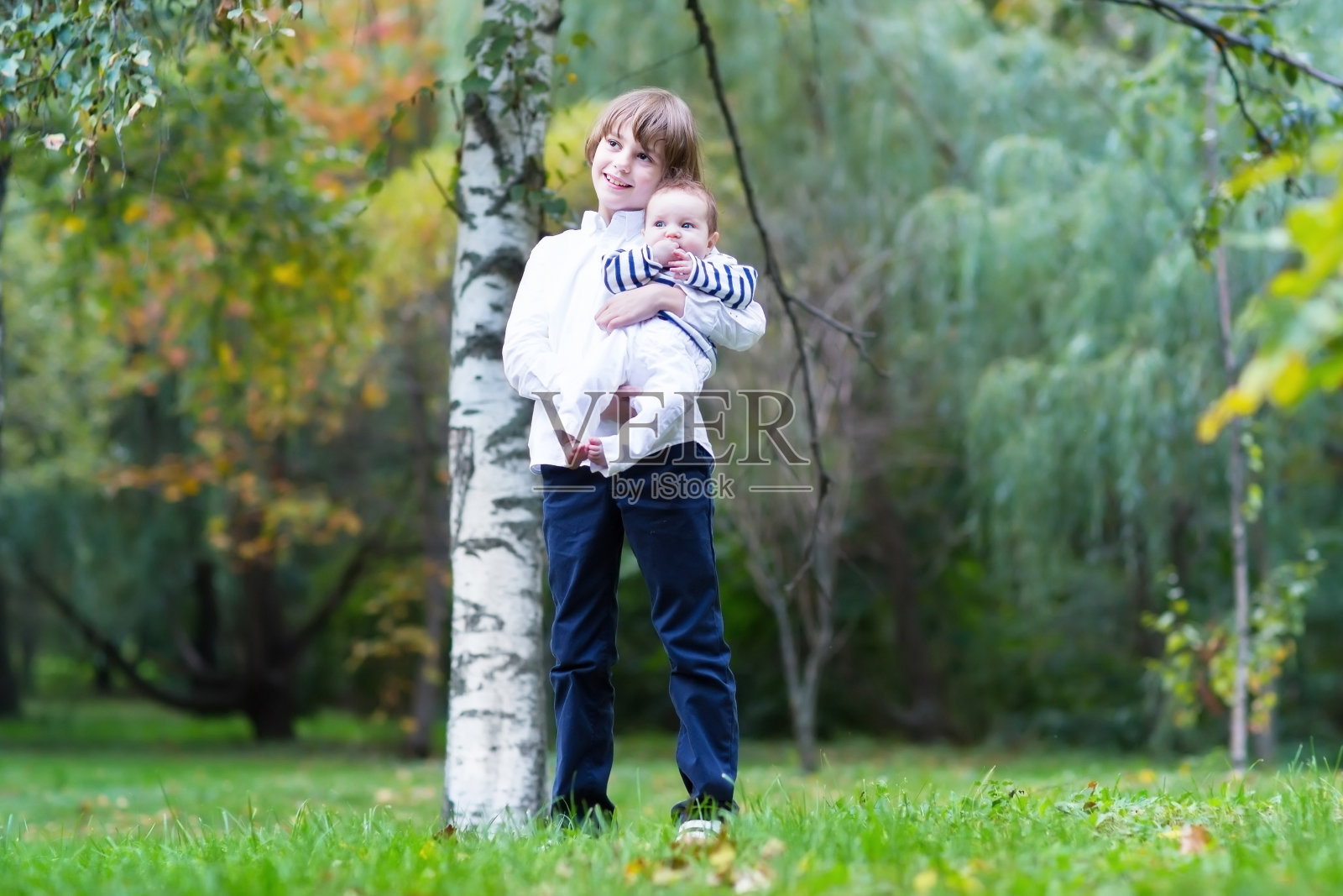 弟弟和小妹妹在公园里散步照片摄影图片