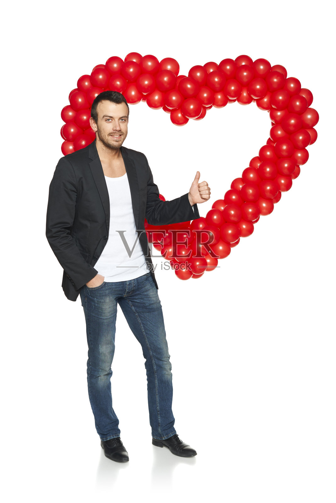 心形站立的男人照片摄影图片