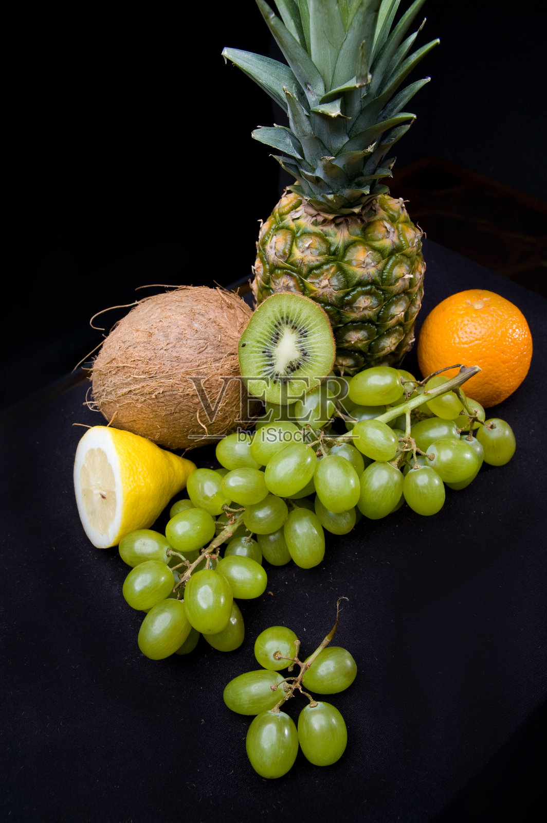 水果在黑色背景孤立在工作室照片摄影图片