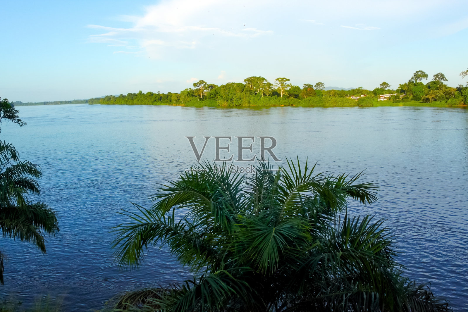 奥戈威河及其河岸的全景图照片摄影图片