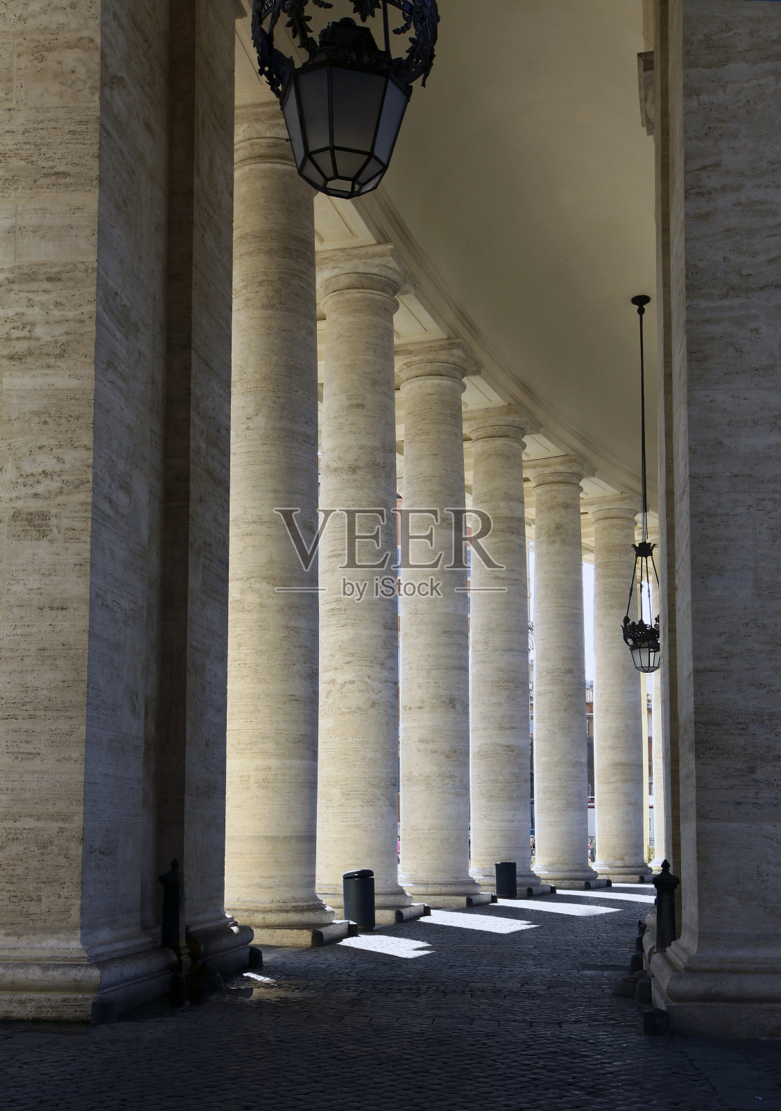 罗马圣彼得广场的柱廊照片摄影图片