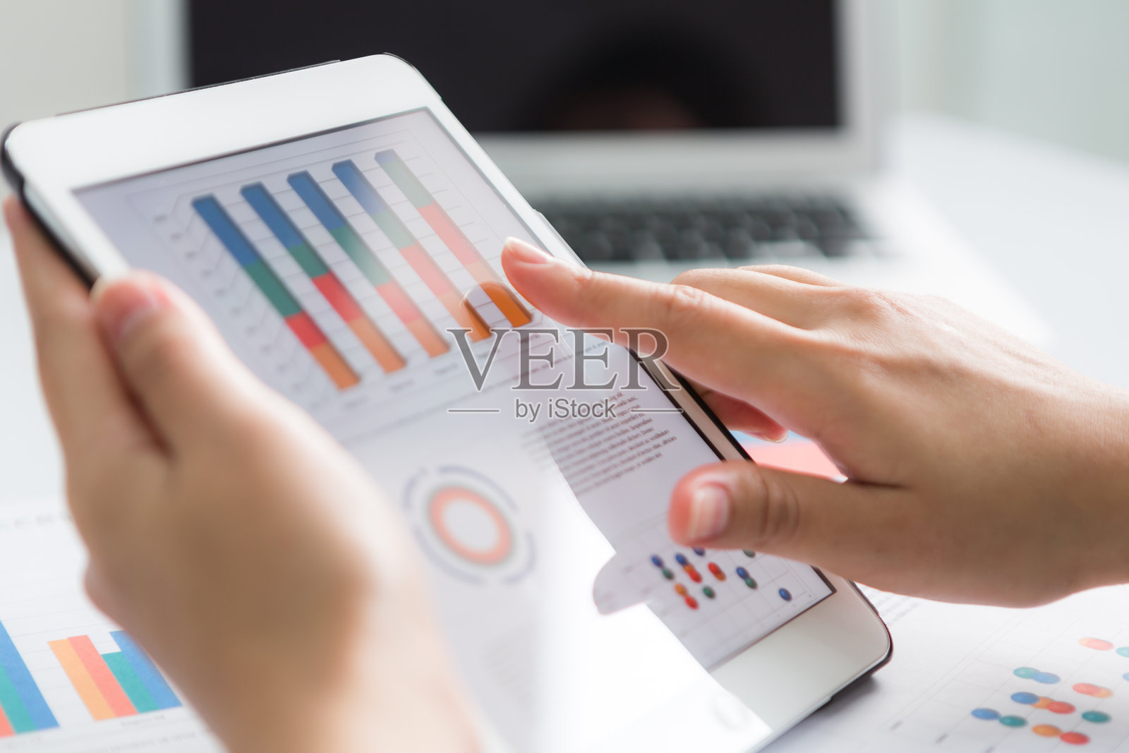 商业人士使用数字平板电脑与金融的特写照片摄影图片