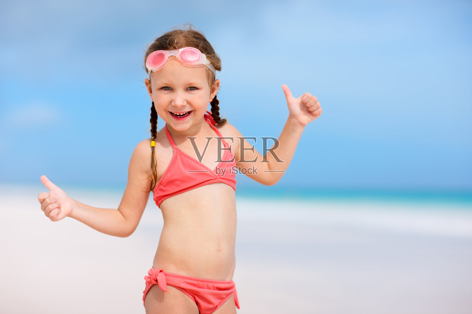 小女孩在度假照片摄影图片