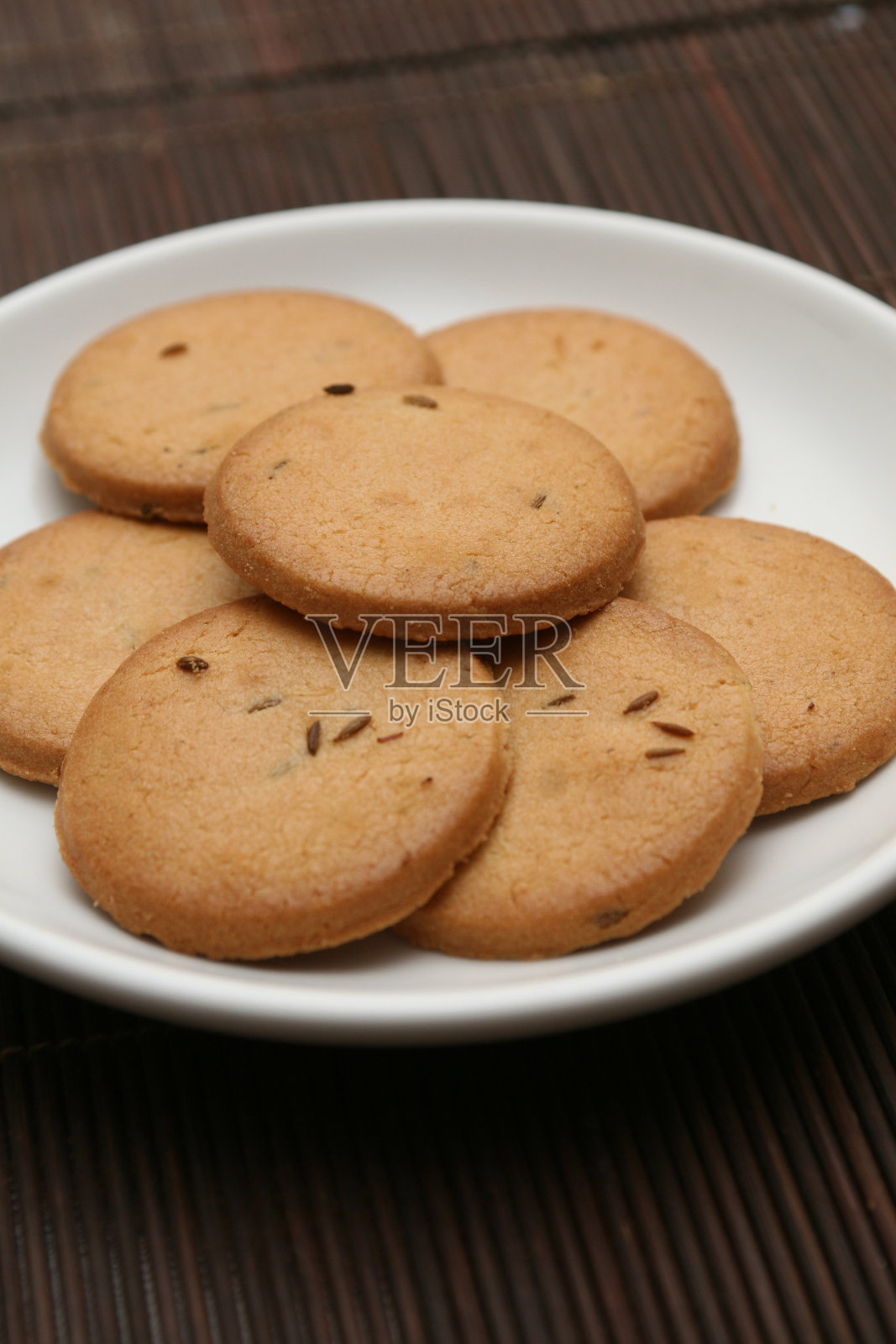 装满饼干的盘子照片摄影图片