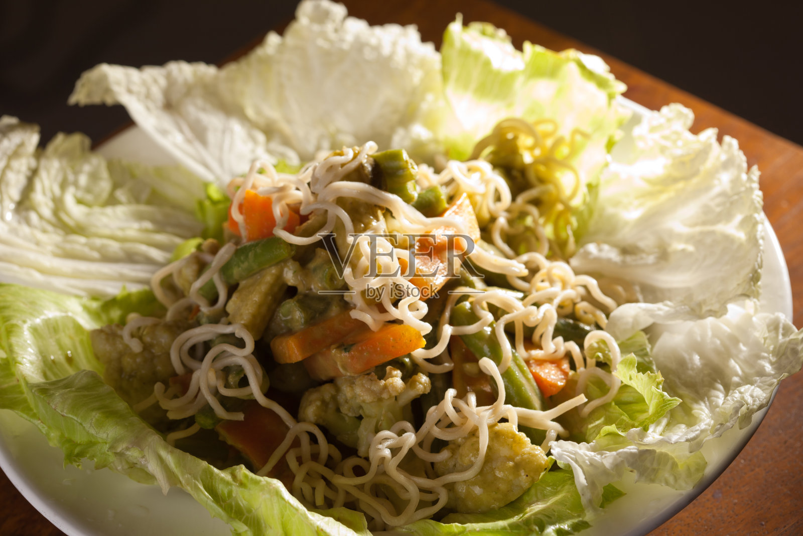 新鲜美味的水果沙拉。照片摄影图片