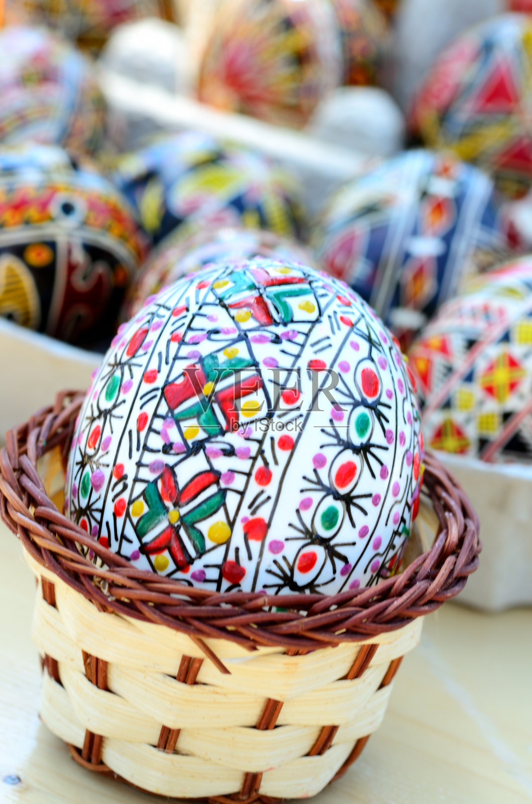 彩色的复活节彩蛋在篮子里照片摄影图片