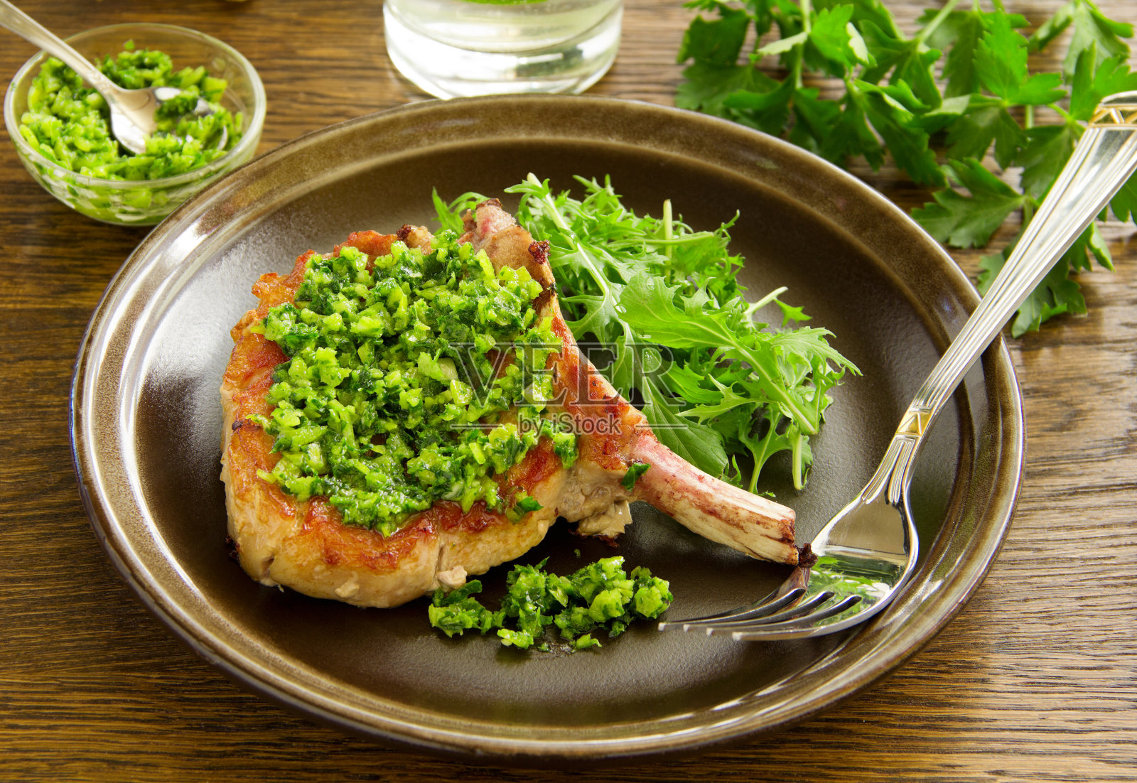 骨头上的天然肉片。照片摄影图片