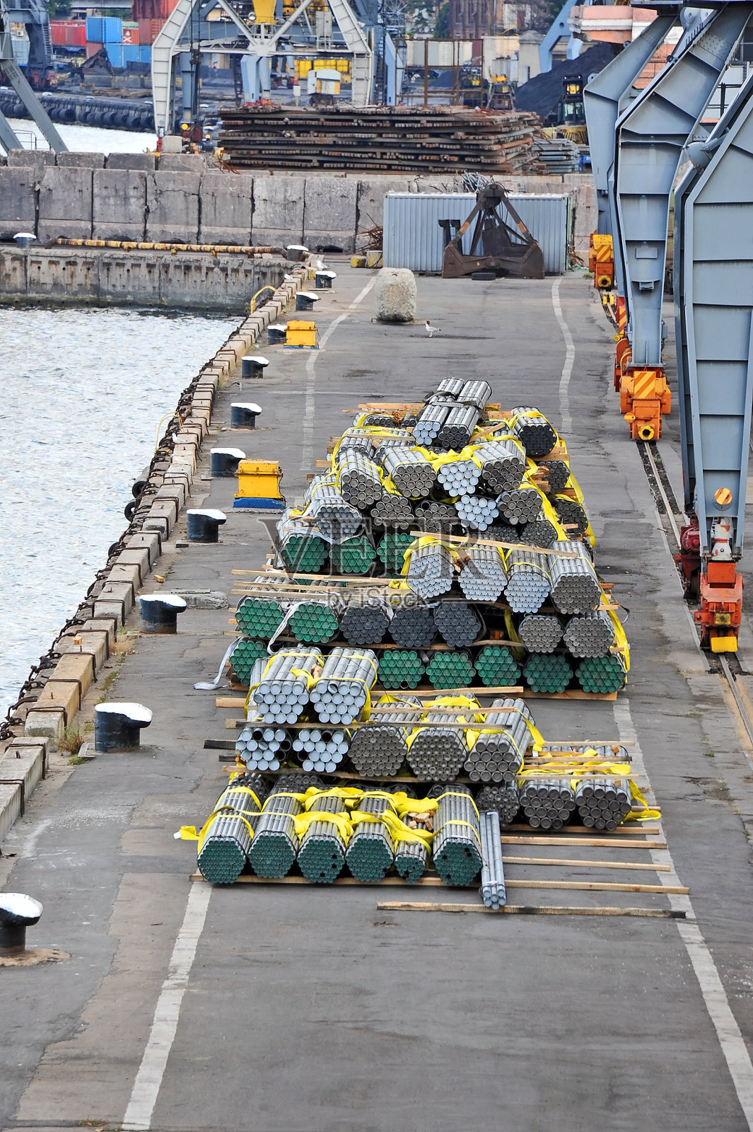 货物起重机和管堆照片摄影图片