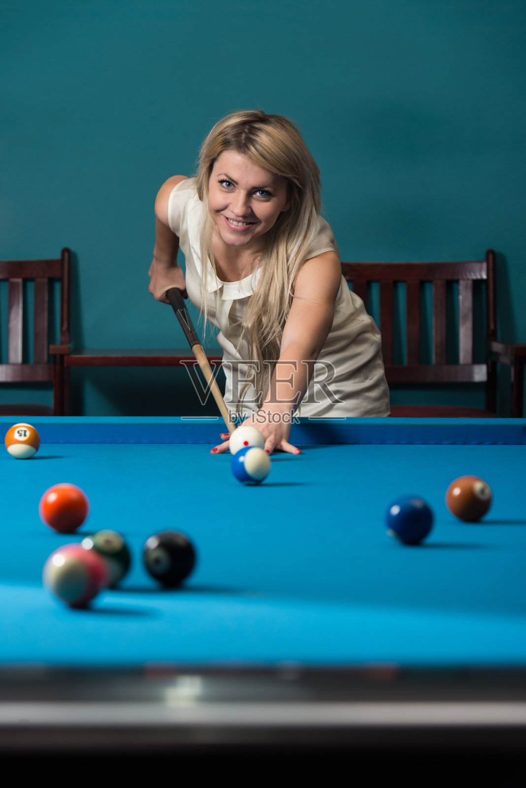 年轻女性排队射击照片摄影图片