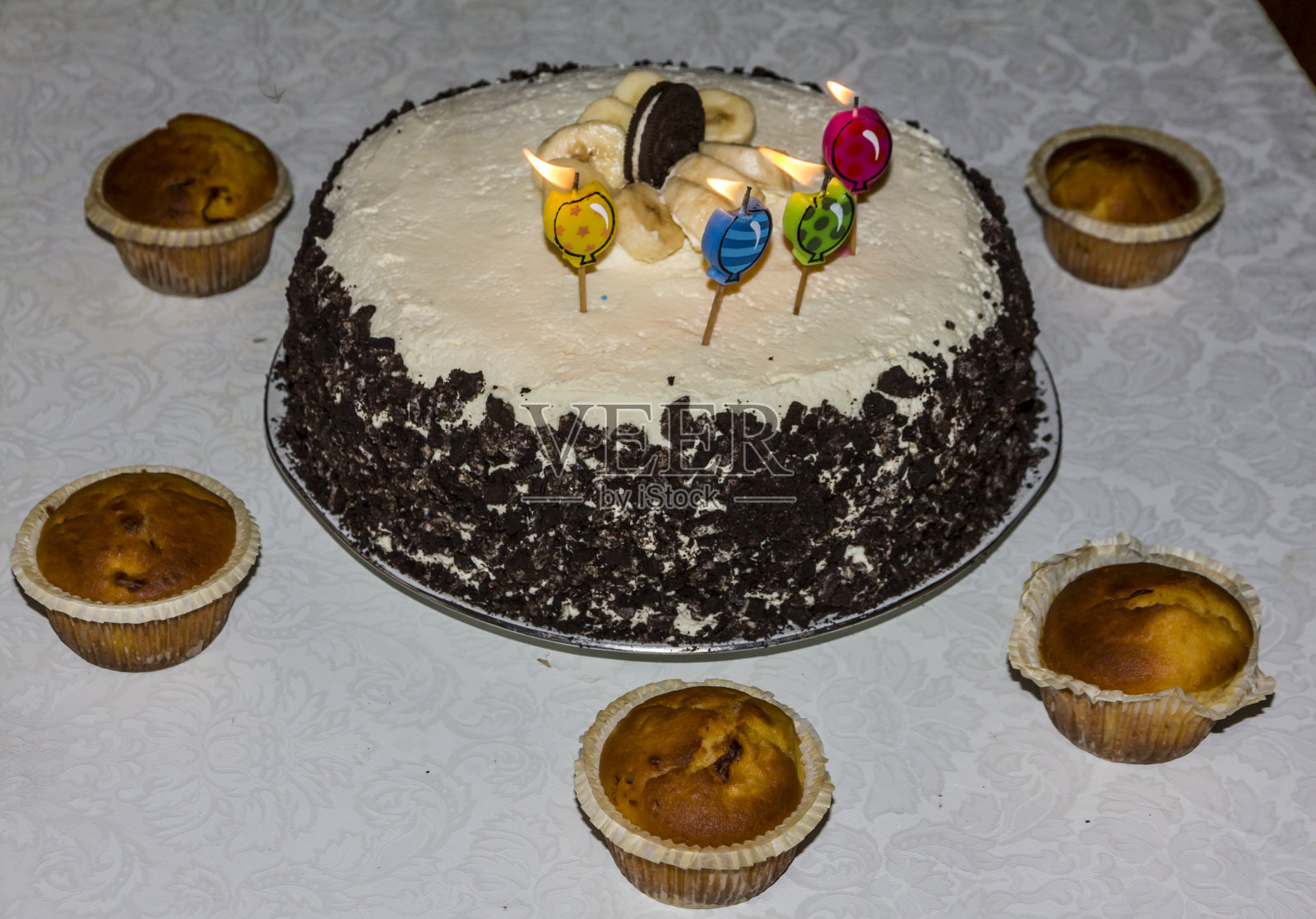 有香蕉片和巧克力片的生日蛋糕照片摄影图片