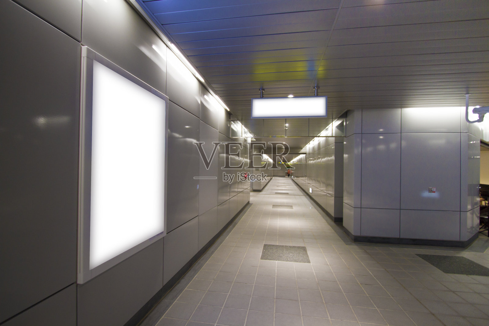 地铁站的空白广告牌照片摄影图片