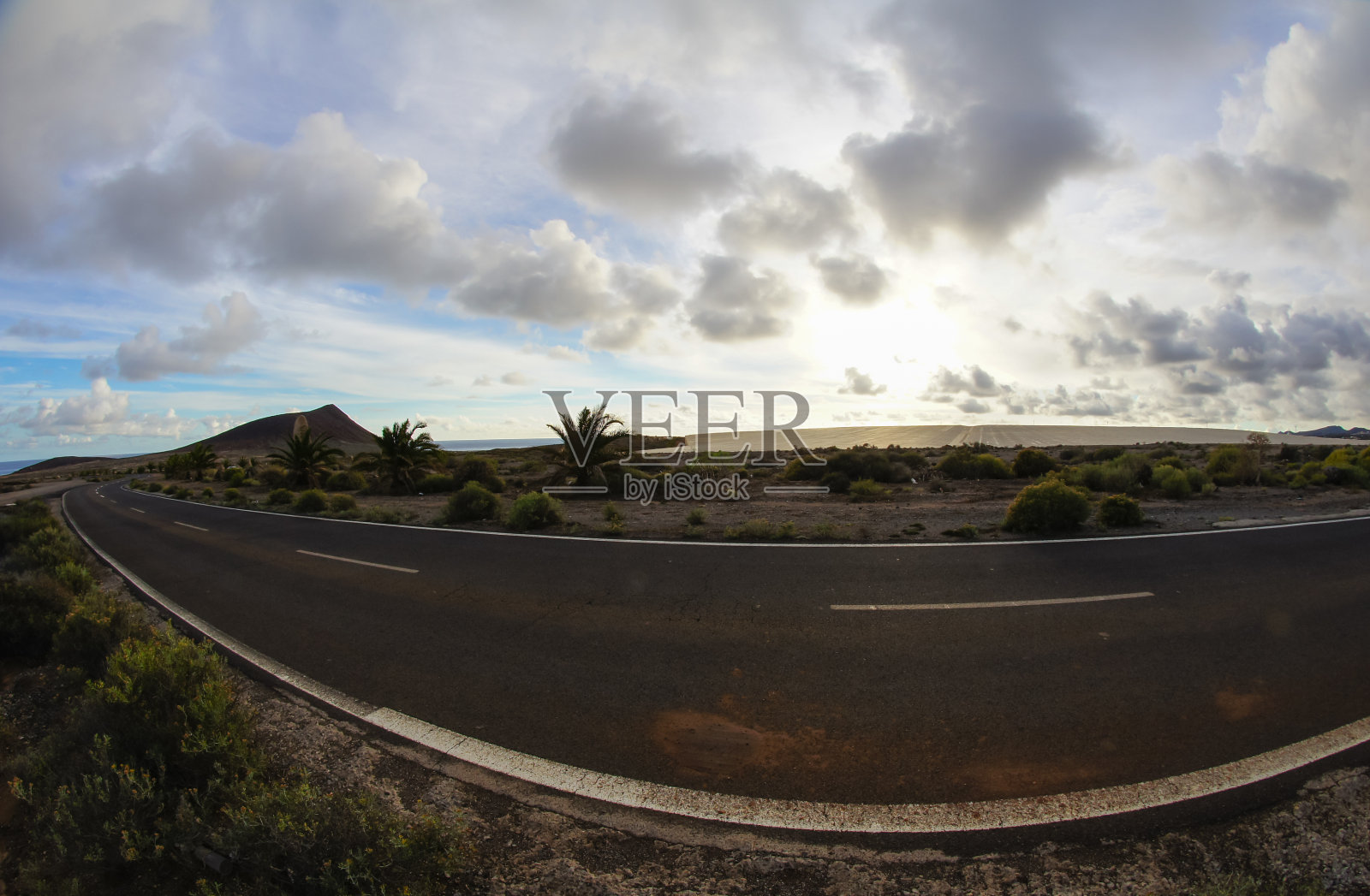 漫长的沙漠之路照片摄影图片