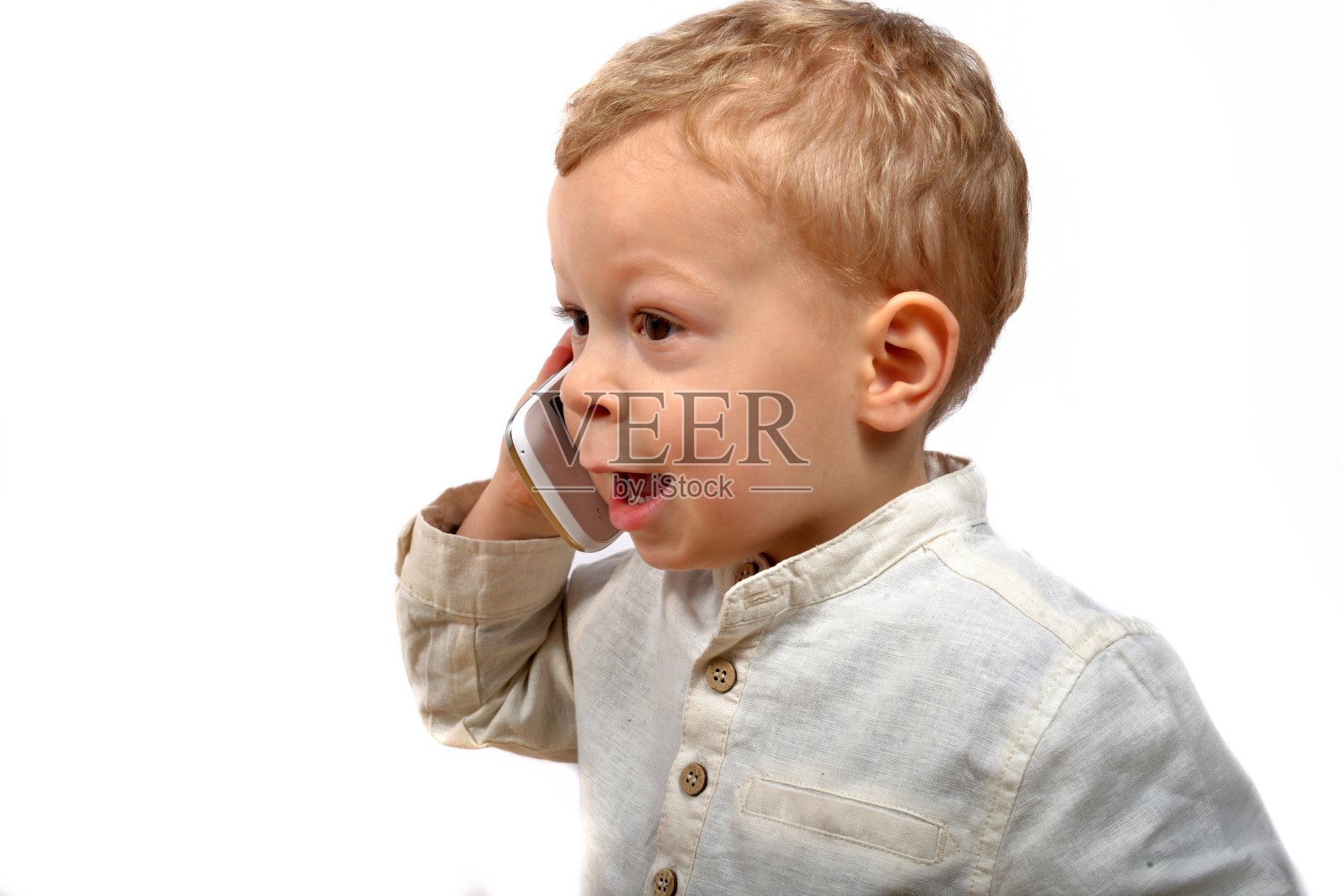 带着手机的婴儿照片摄影图片