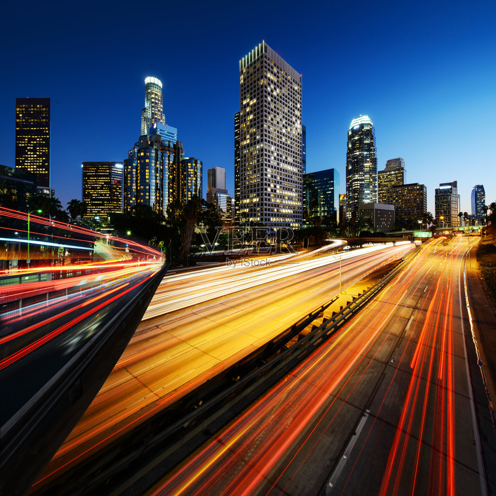 加州洛杉矶市日落时的灯光轨迹照片摄影图片