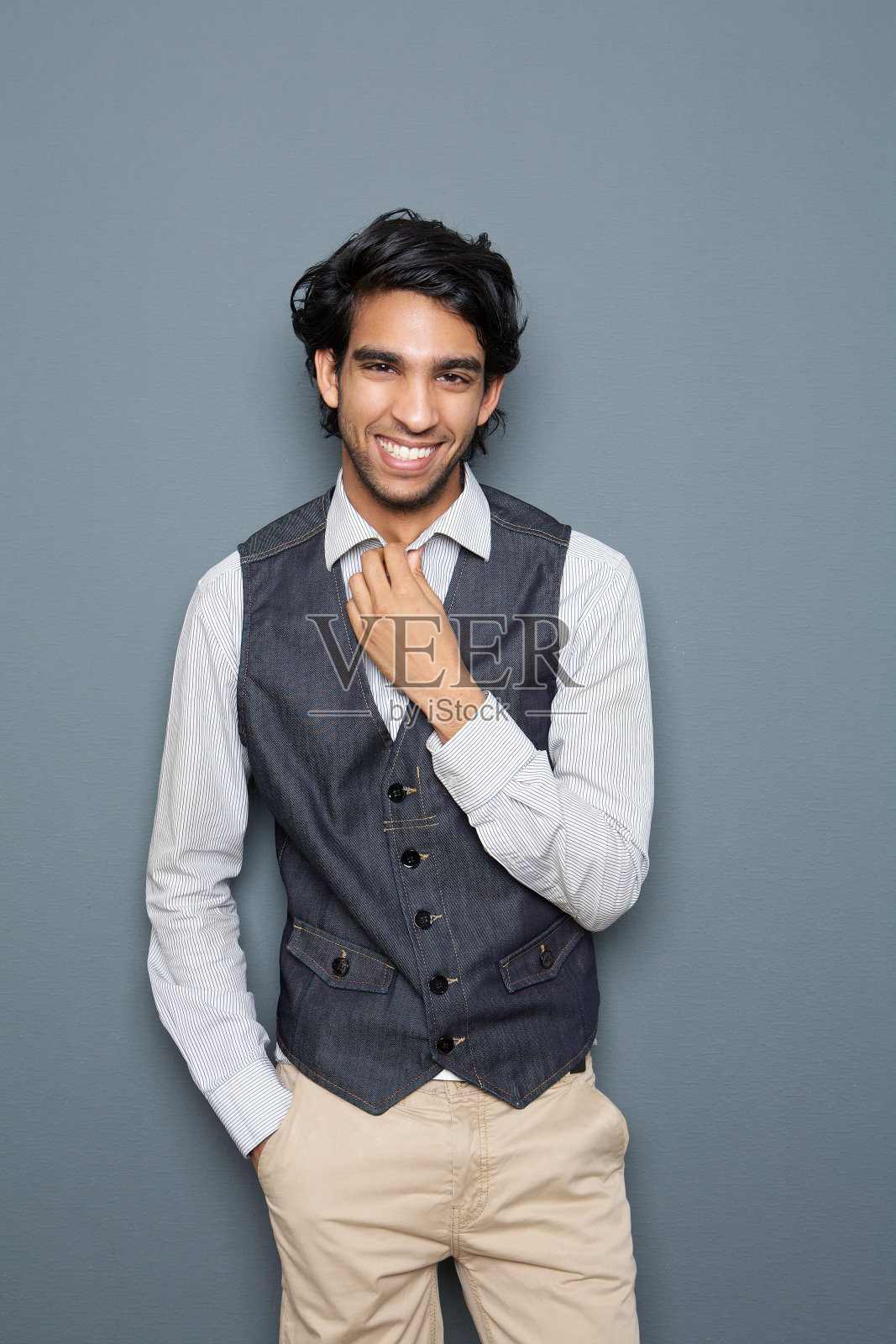 一个笑着的男人的肖像照片摄影图片