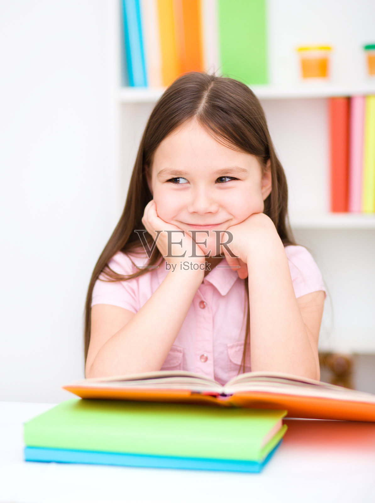 小女孩正在看书照片摄影图片