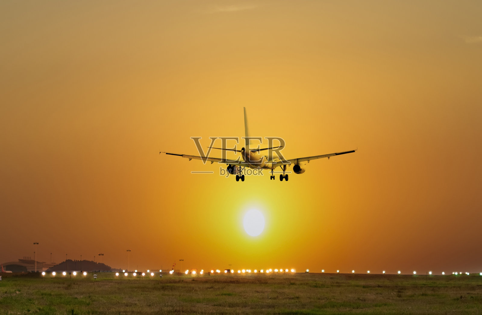 客机在起飞跑道上降落照片摄影图片
