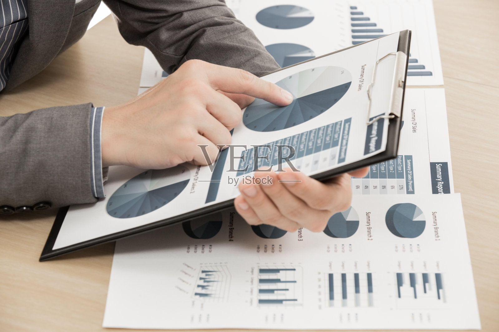 商业报告和人的手与笔照片摄影图片