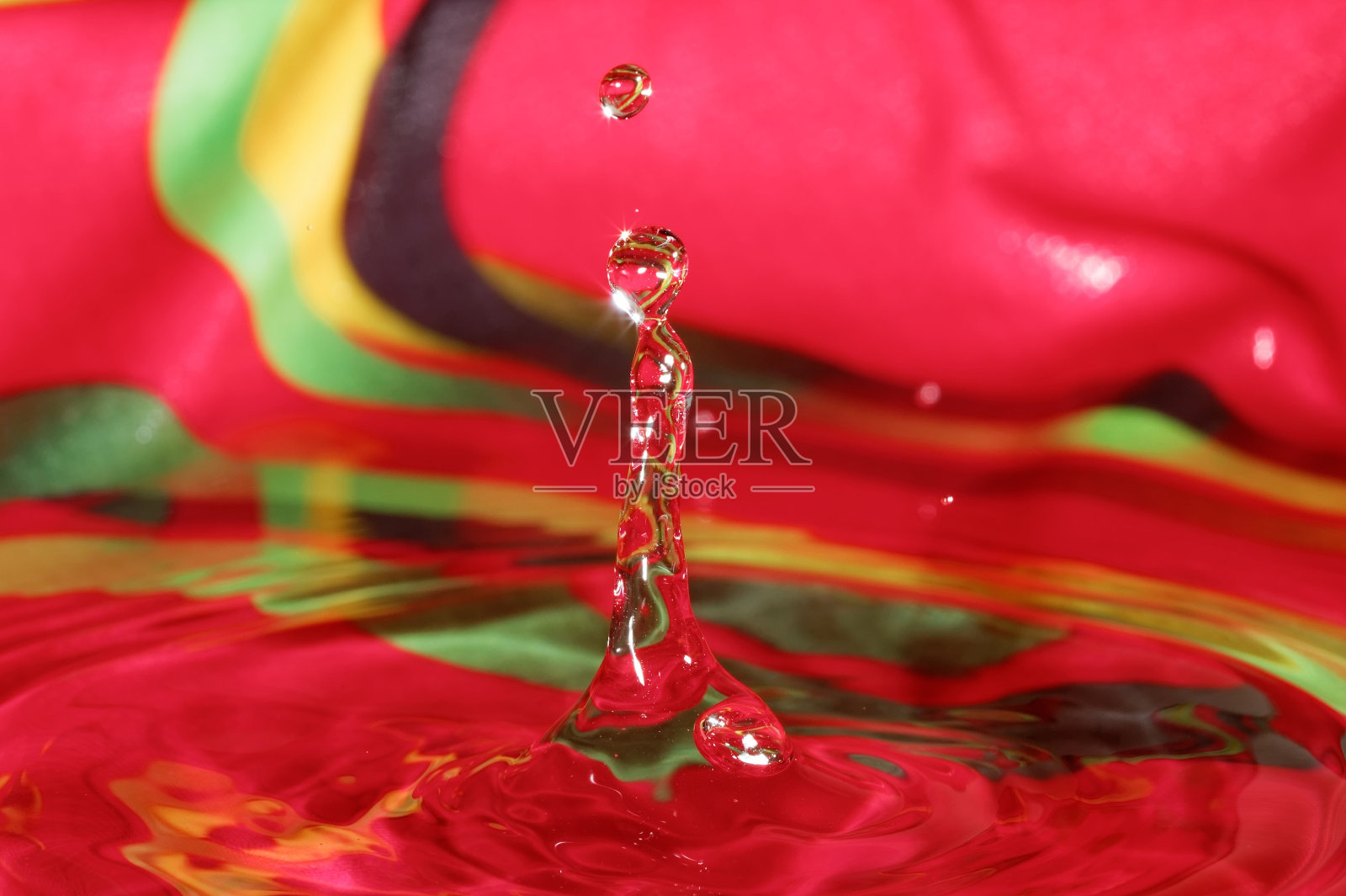 水人物,泼水照片摄影图片