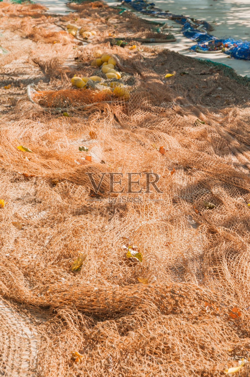 橙色渔网维修照片摄影图片