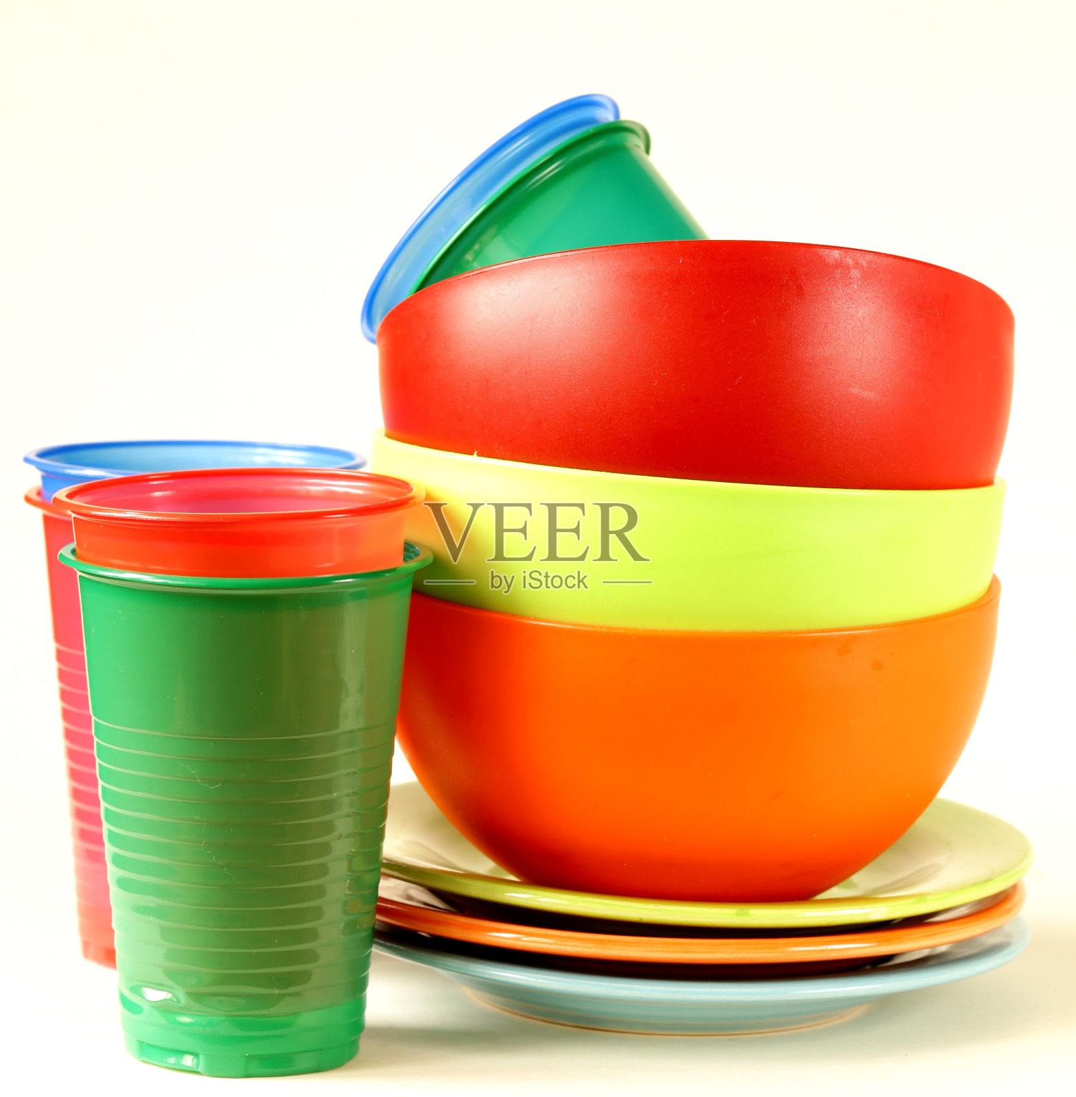 彩色塑料餐具(杯、碗、盘)照片摄影图片