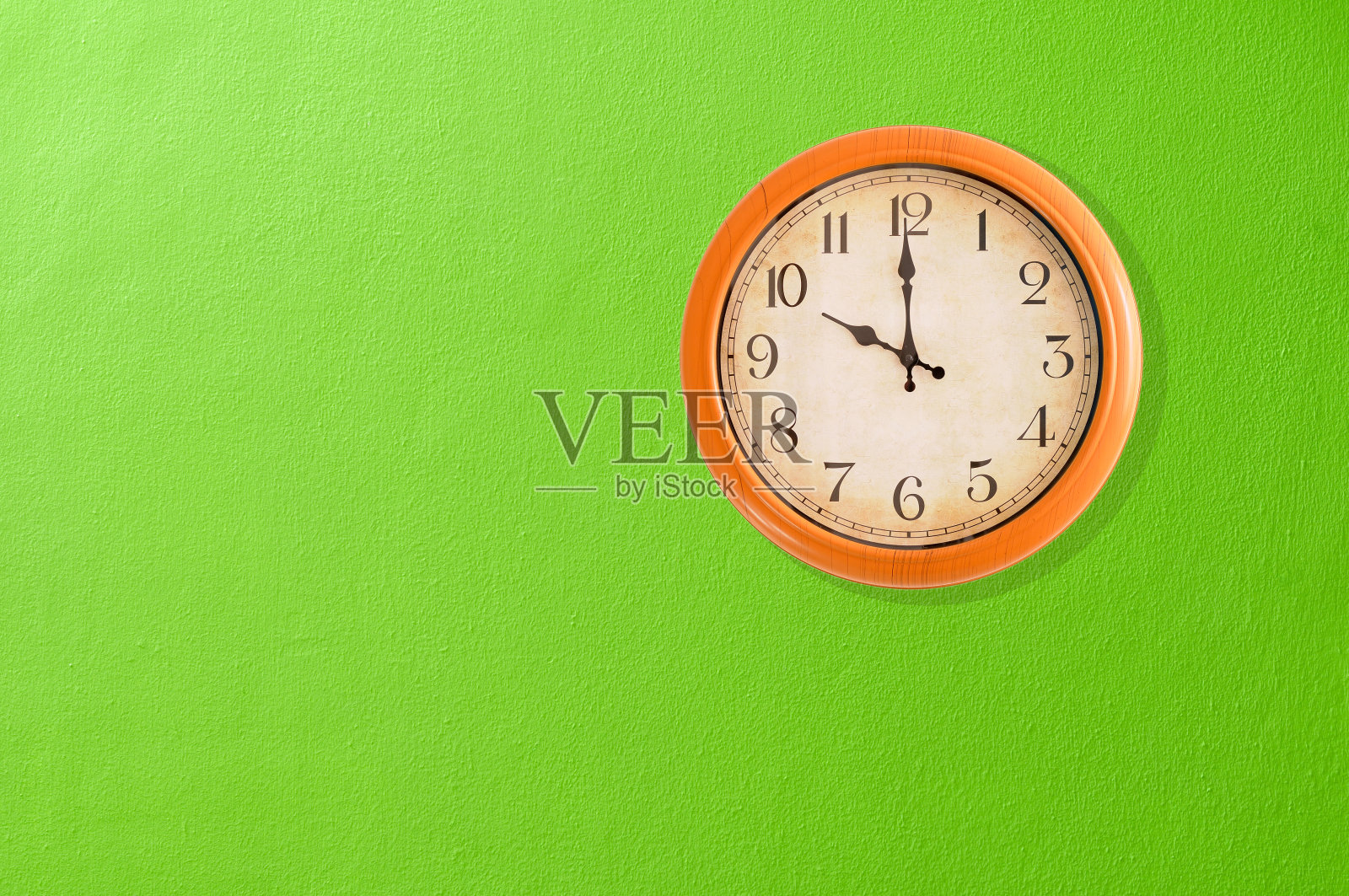绿色墙上十点钟的钟照片摄影图片