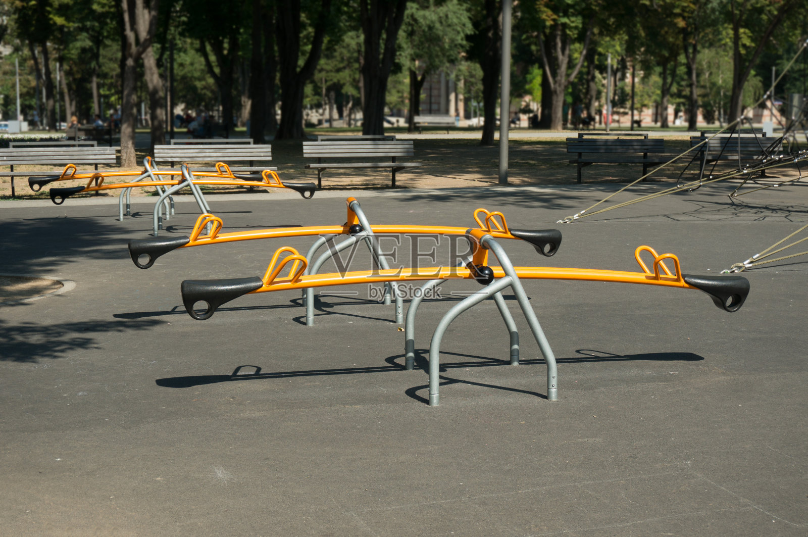 在公园里摇摆照片摄影图片