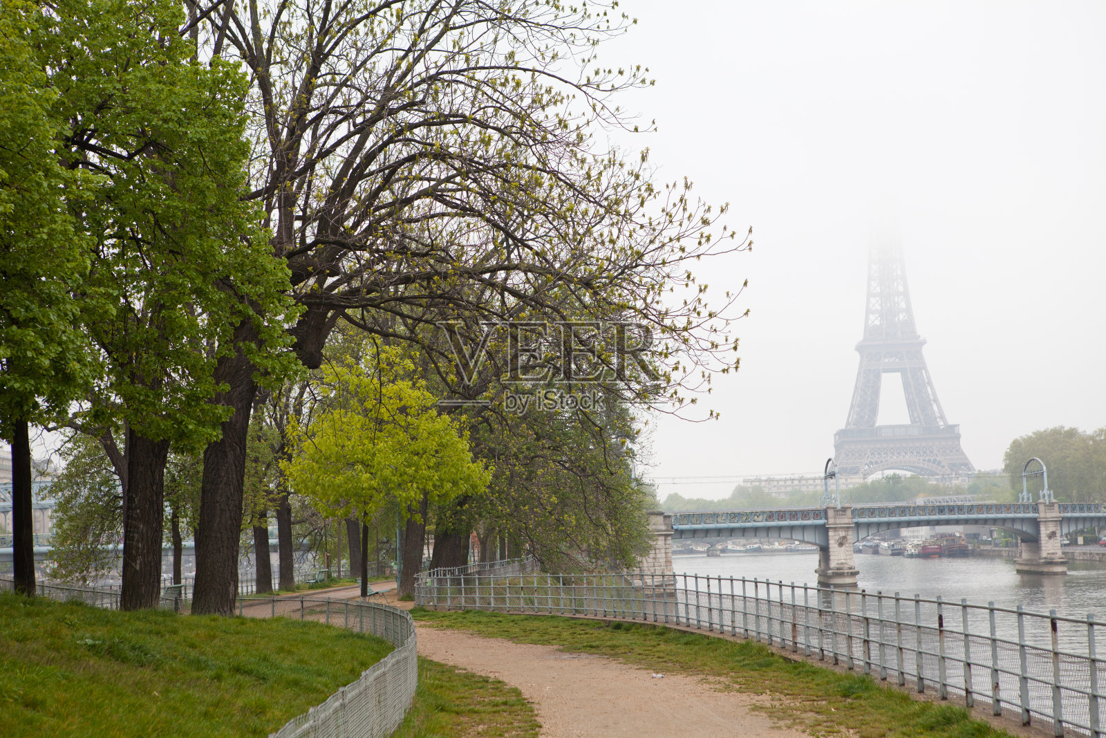 在雾蒙蒙的早晨参观埃菲尔铁塔照片摄影图片