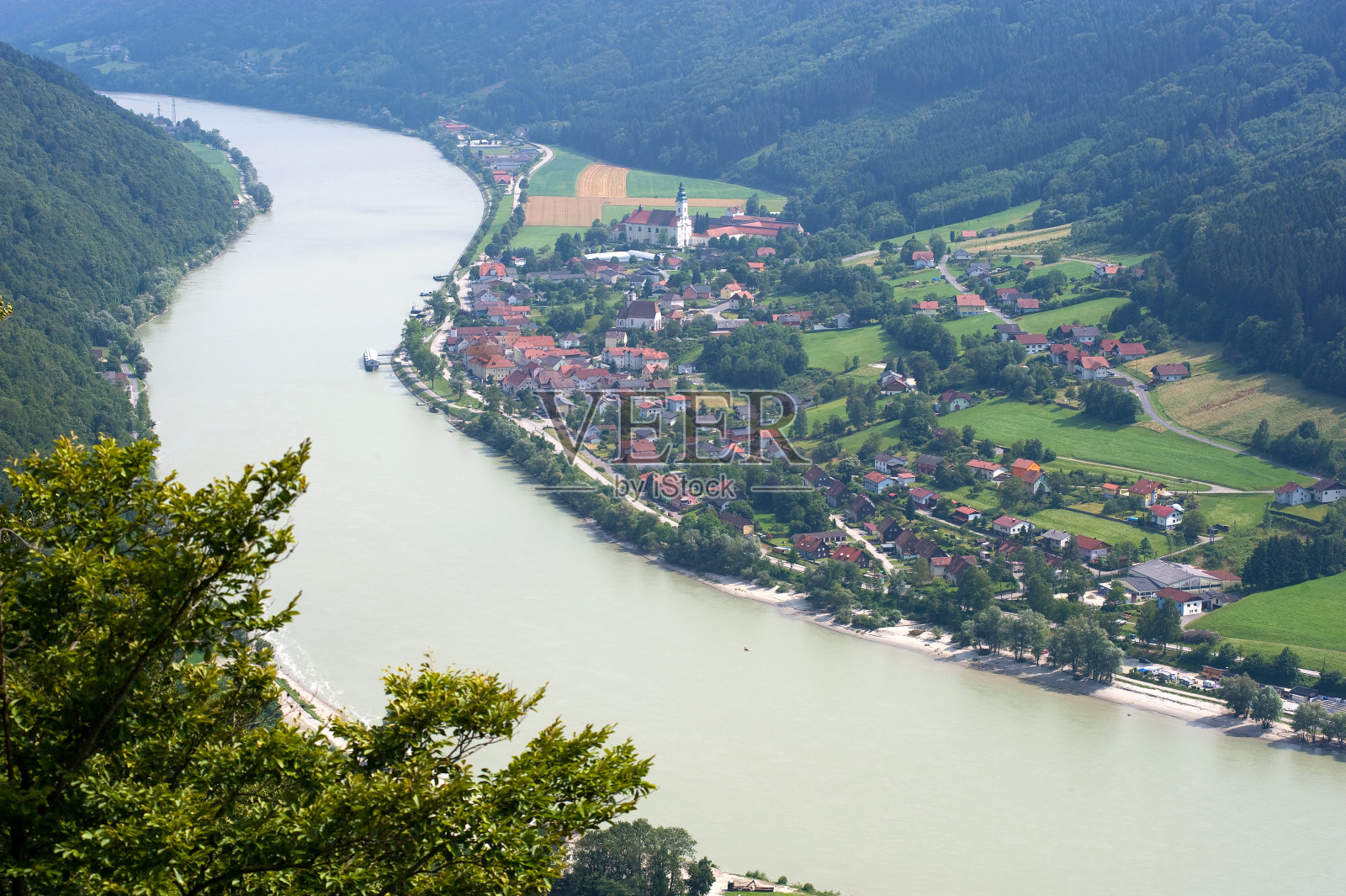 多瑙河岸上的村庄照片摄影图片