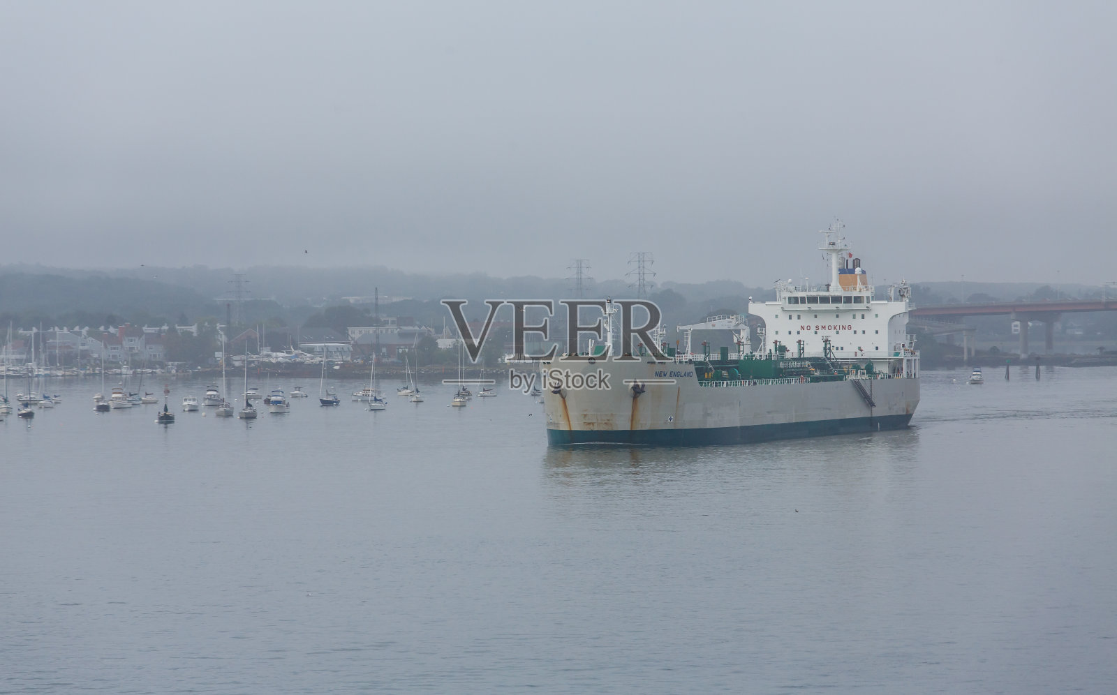 大雾港的重型货船照片摄影图片