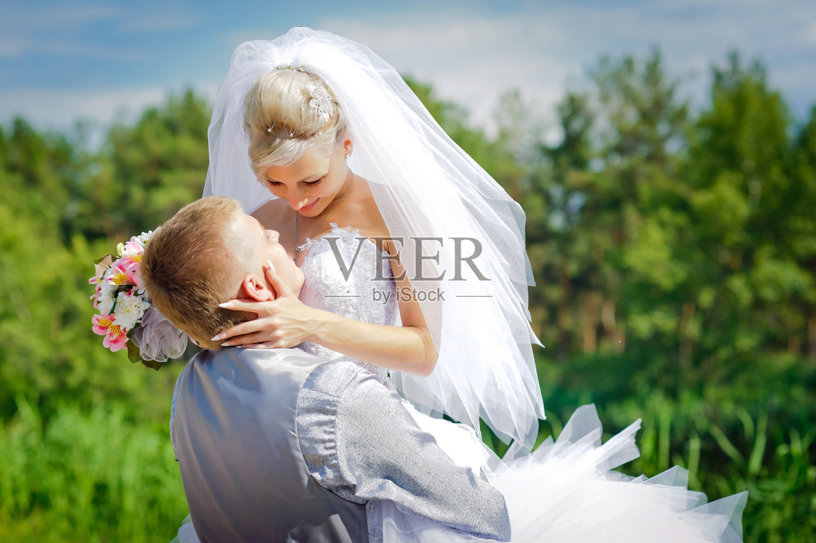 新郎和新娘在公园照片摄影图片