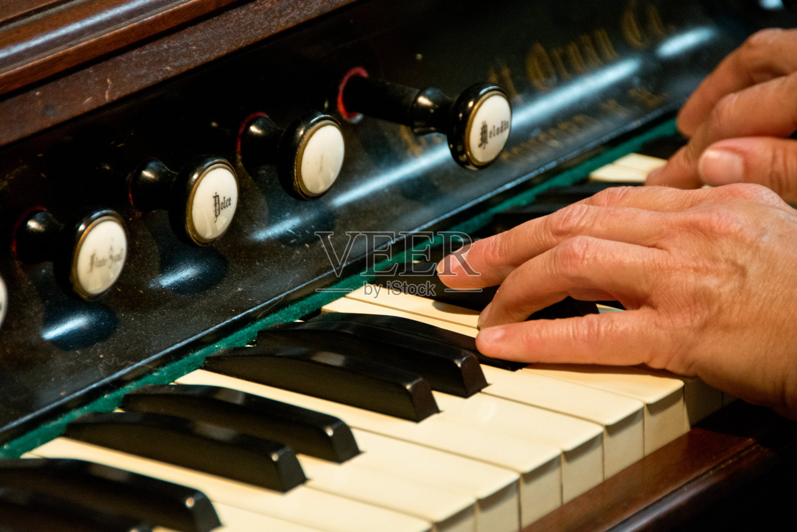 手指弹奏着古老的教堂风琴照片摄影图片