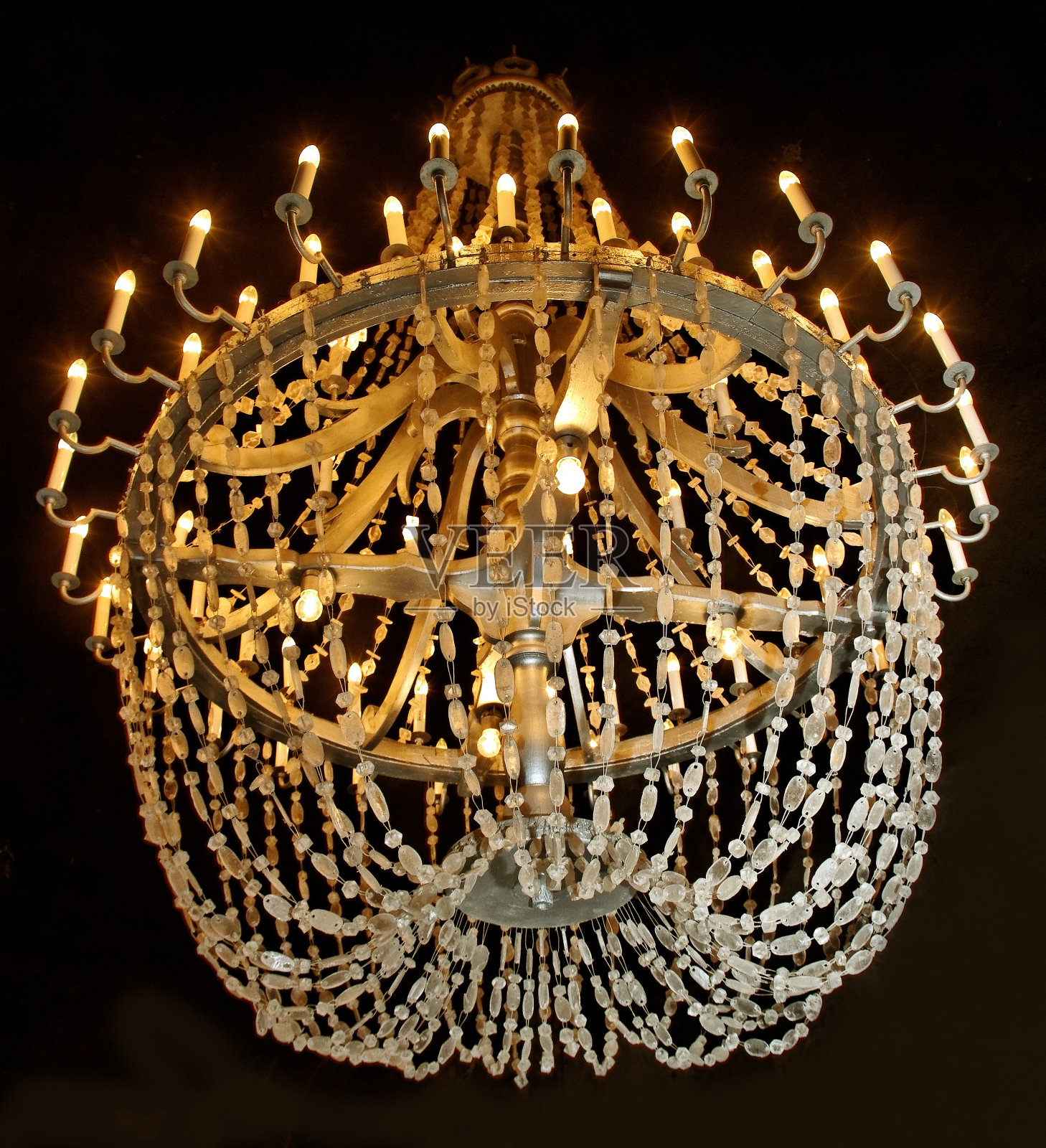 盐洞里的吊灯。照片摄影图片