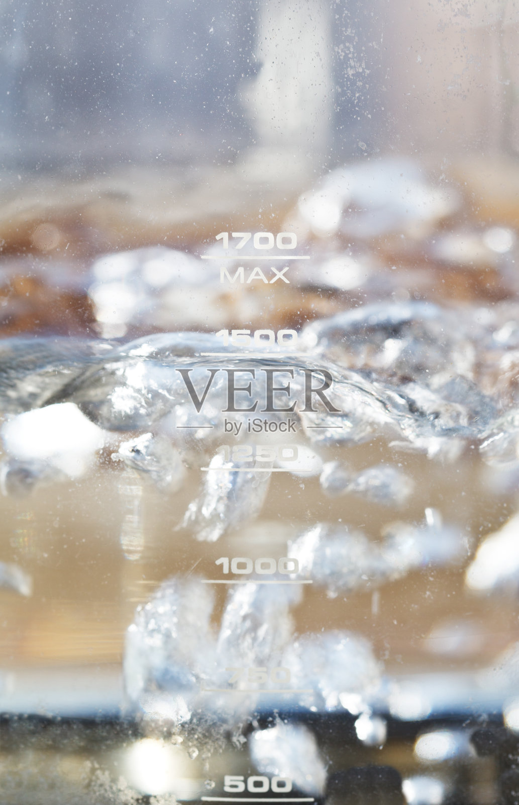烧开的水在玻璃水壶中的气泡照片摄影图片