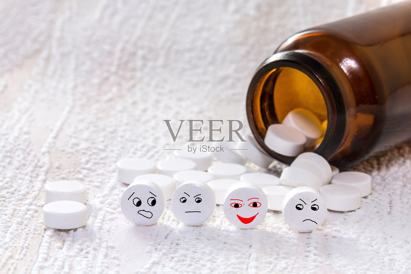 装在药瓶里的笑脸片照片摄影图片