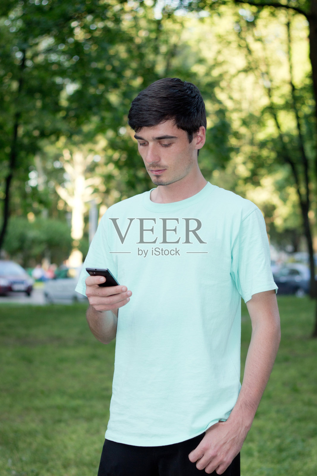 有魅力的年轻人在户外打电话照片摄影图片