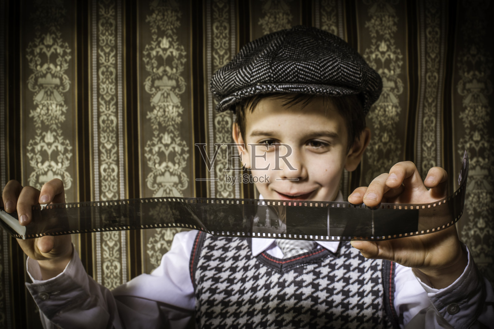 儿童考虑模拟摄影胶片照片摄影图片