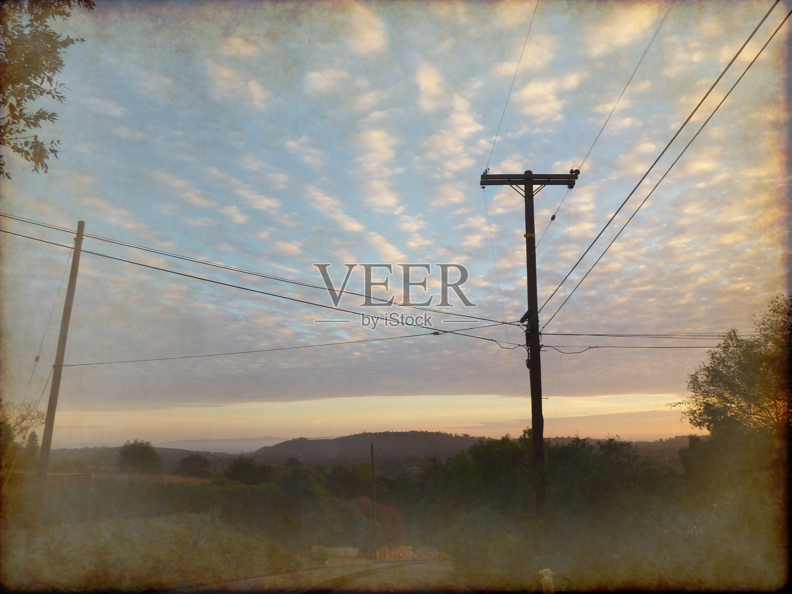 垃圾摇滚背景,电线杆和道路照片摄影图片