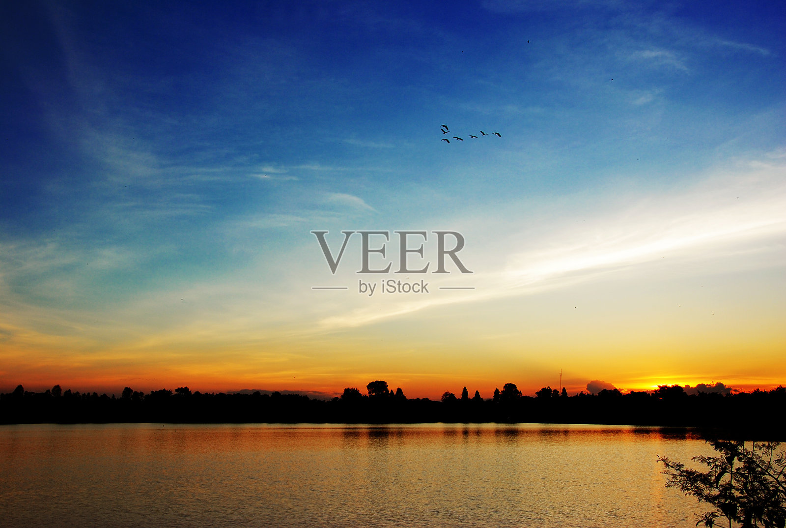 太阳在河里落下照片摄影图片