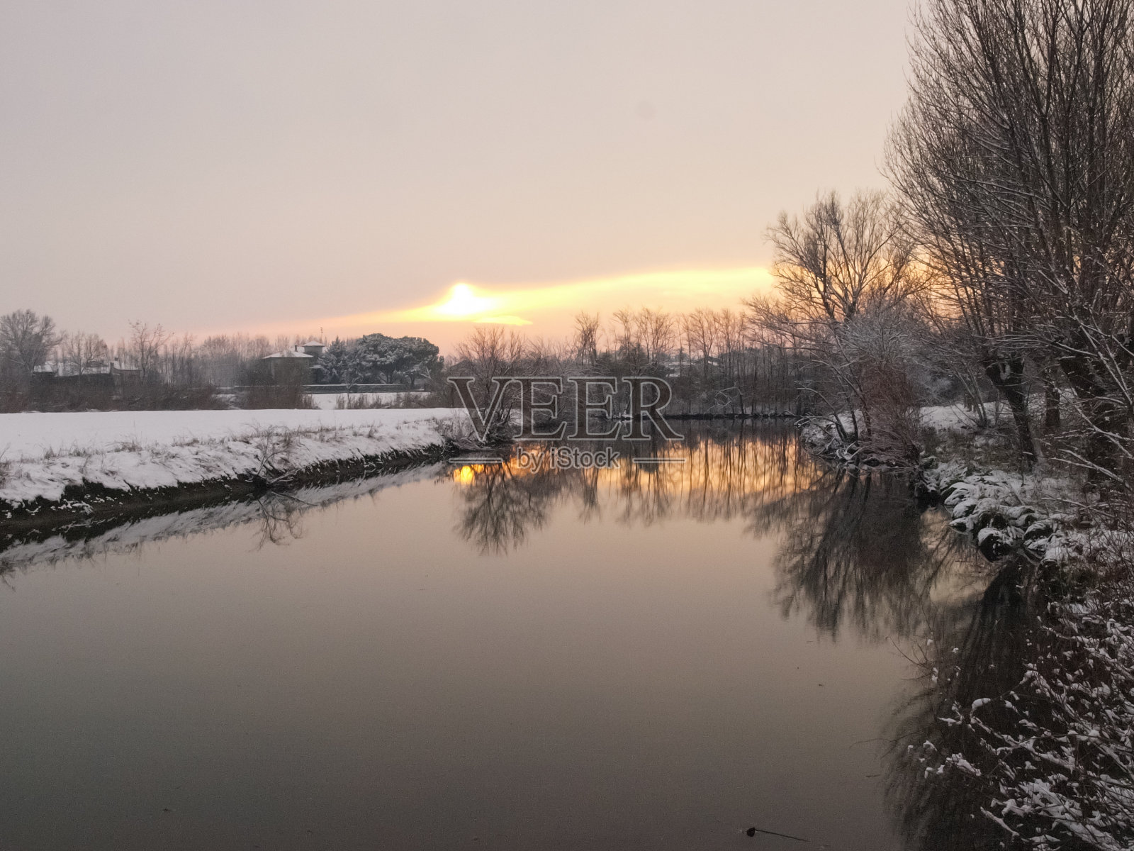 冬天奥格里奥河的沼泽照片摄影图片