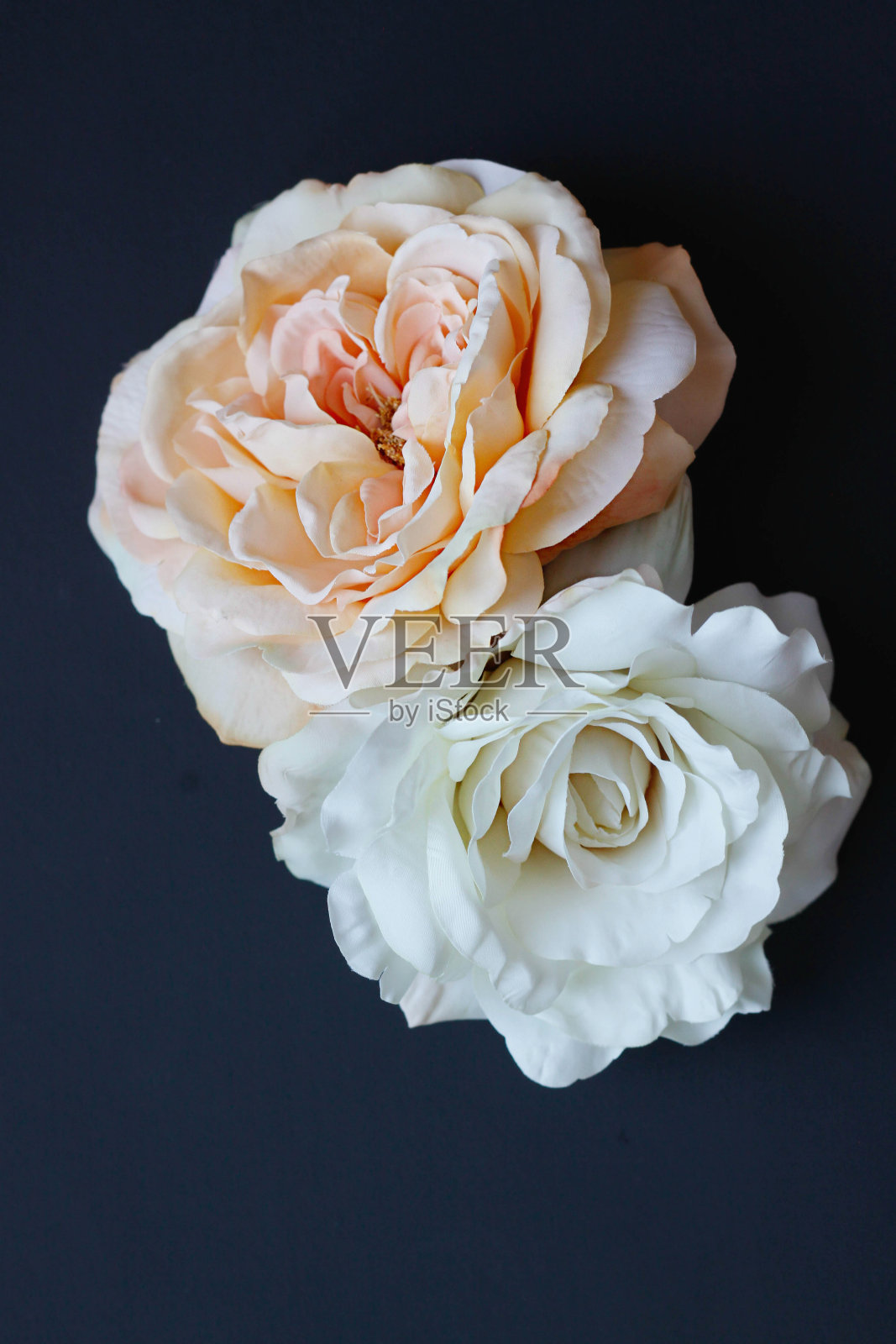 桃子和奶油花在黑色照片摄影图片