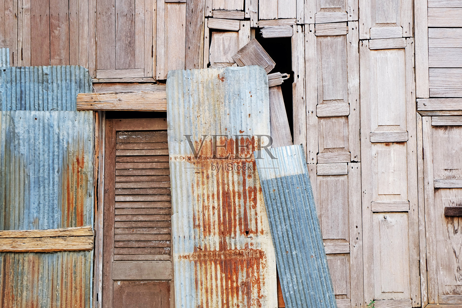 锌墙纹理和木门照片摄影图片